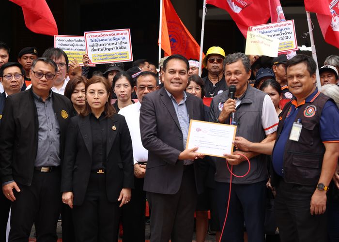 สสรท.ยื่นหนังสือค้านลดเงินสมทบ - สูตรบำนาญ CARE ‘จุลพันธ์’ ส่งทีมรับเรื่อง ยันรับฟังทุกฝ่าย