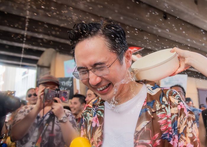 'ยศชนัน' ประทับใจสงกรานต์สีลม ชื่นชมทีมผู้จัดงาน และ กทม. พร้อมให้กำลังใจผู้ประกอบการเชื่อพลังคนไทยจะพาไทยไปข้างหน้าเสมอ