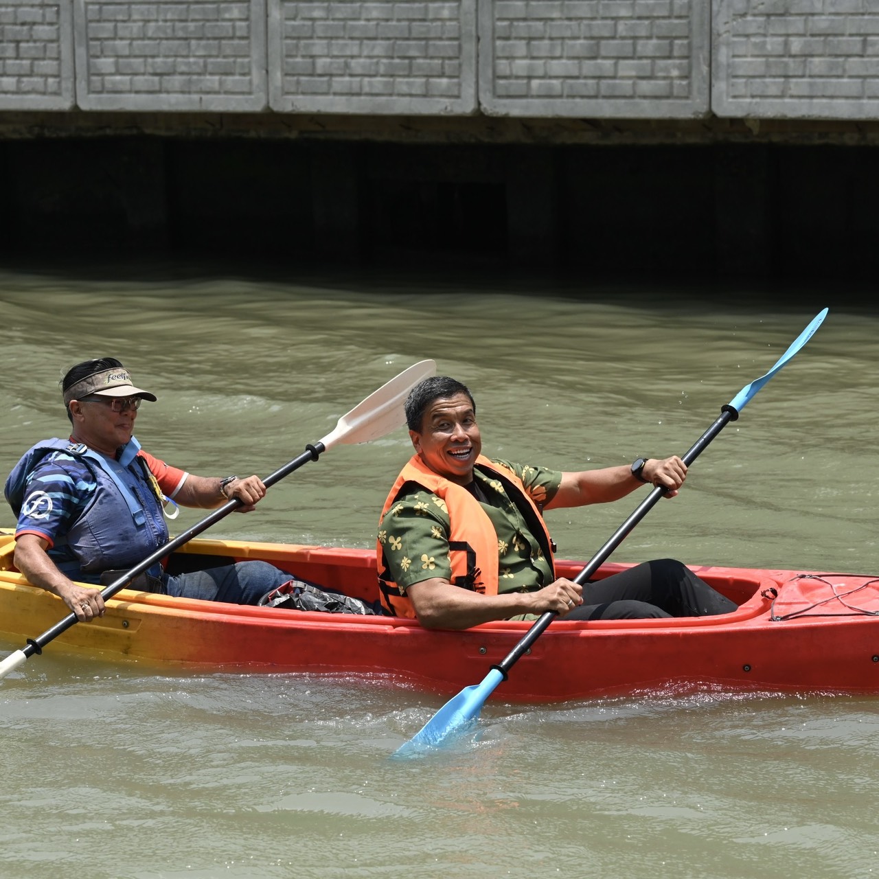 พายเรือเก็บขยะ