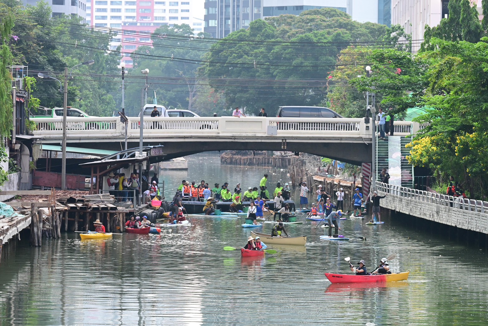 พายเรือเก็บขยะ