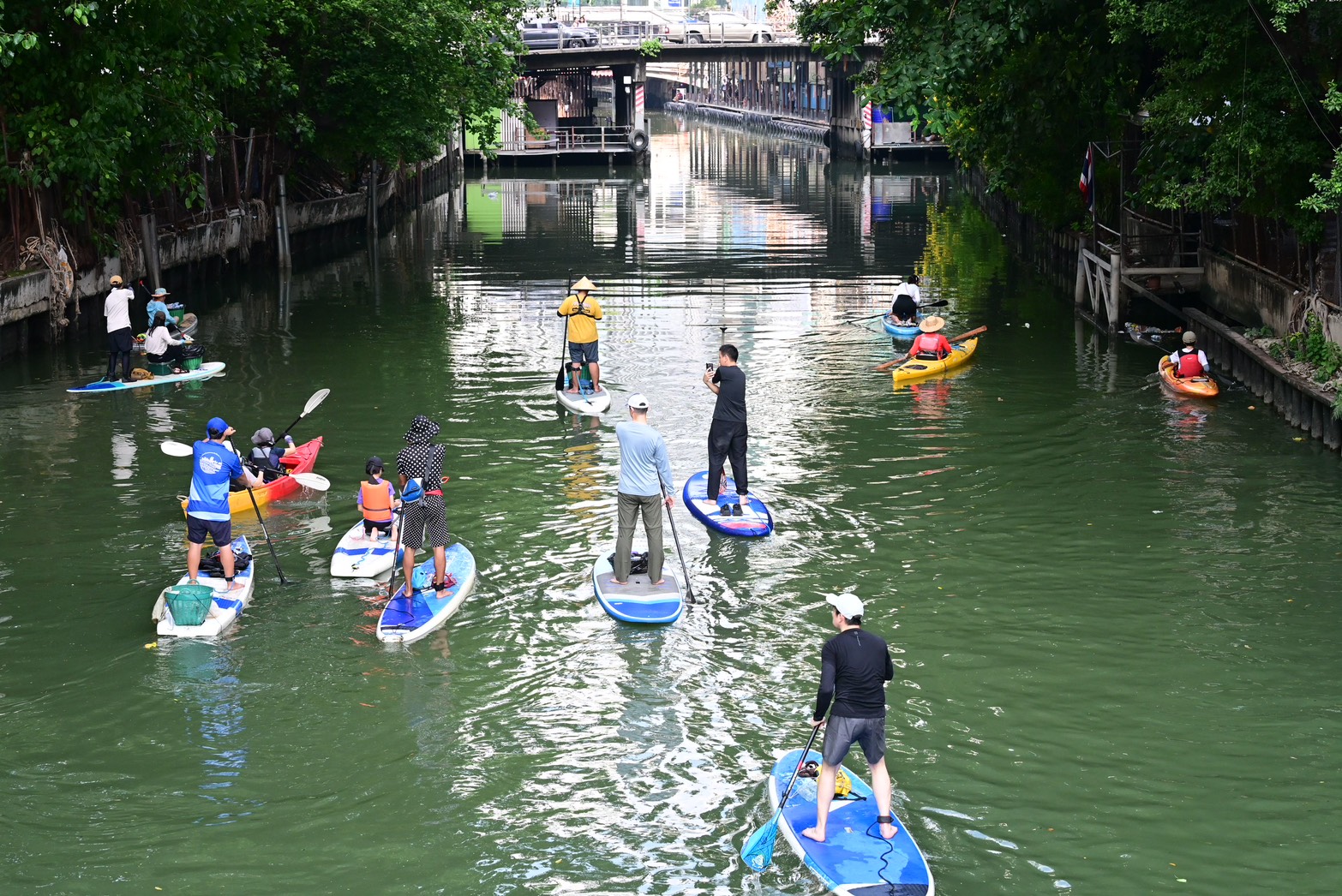 พายเรือเก็บขยะ
