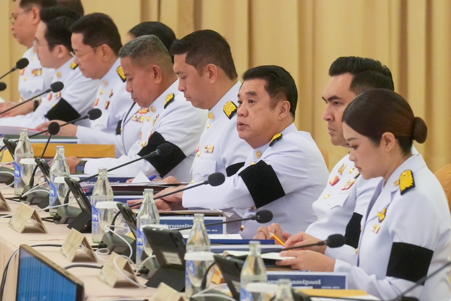 ประชุมคณะรัฐมนตรีพิเศษนัดแรก