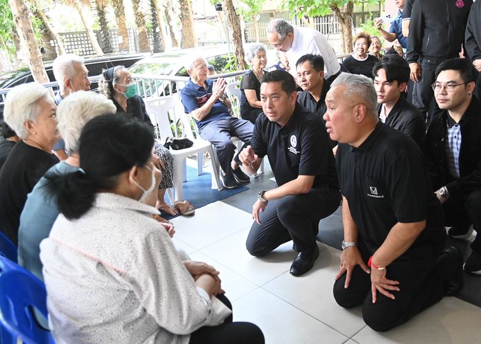'รมว.นิกร' นำทีม พม. ลงพื้นที่ชุมชนดินแดง เยี่ยมโครงการปั้นชุมชนดินแดงสู่ Smart City ให้กำลังใจกลุ่มเปราะบาง