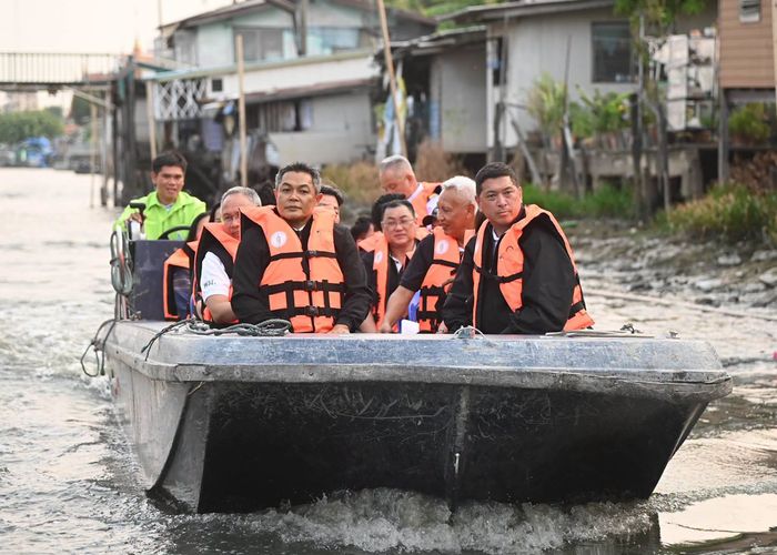 'รมว.นิกร' นำทีม พม. ล่องเรือ ติดตามการสร้างบ้านริมคลองเปรมฯ พร้อมเยี่ยมให้กำลังใจกลุ่มเปราะบาง