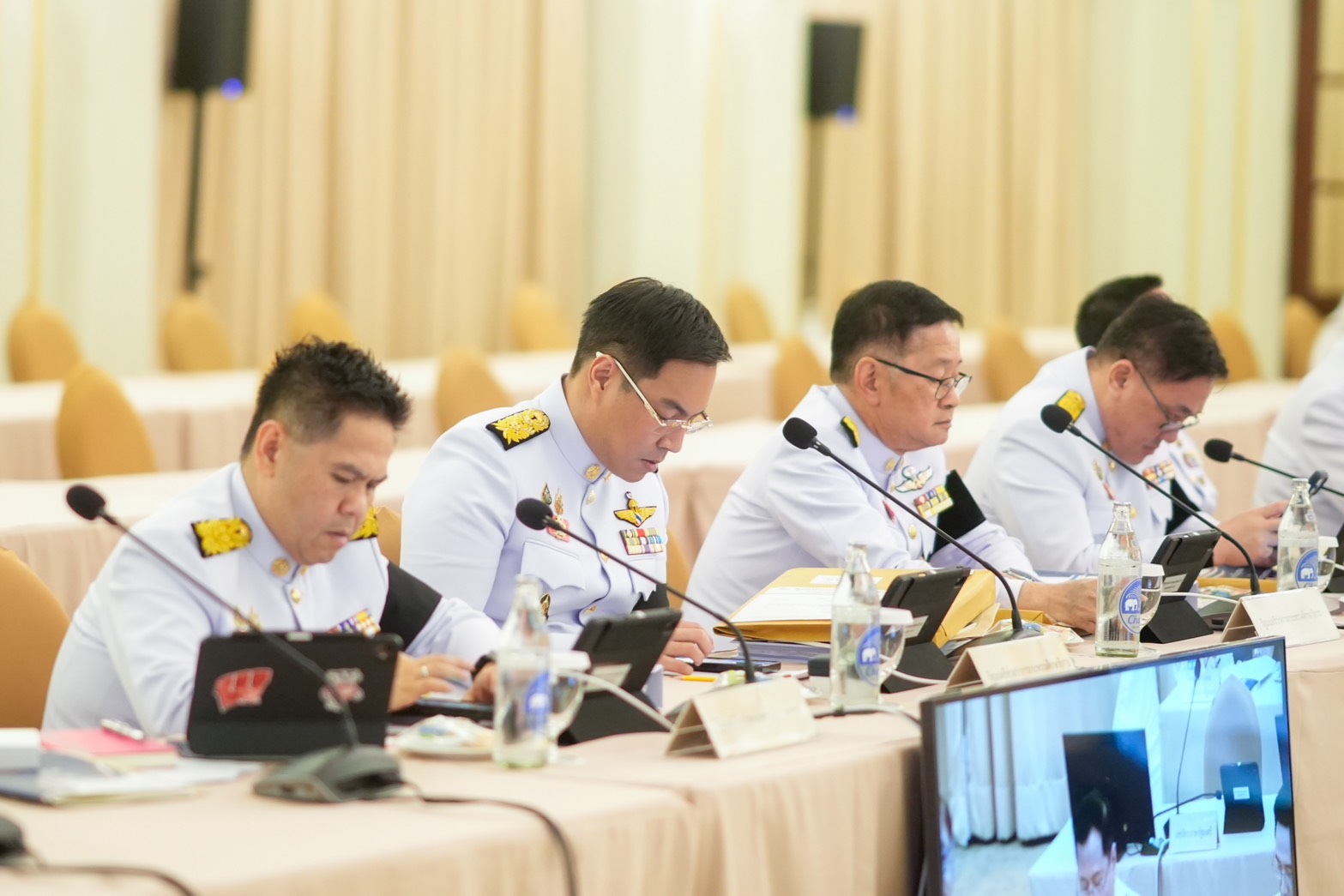 ประชุมคณะรัฐมนตรีพิเศษนัดแรก