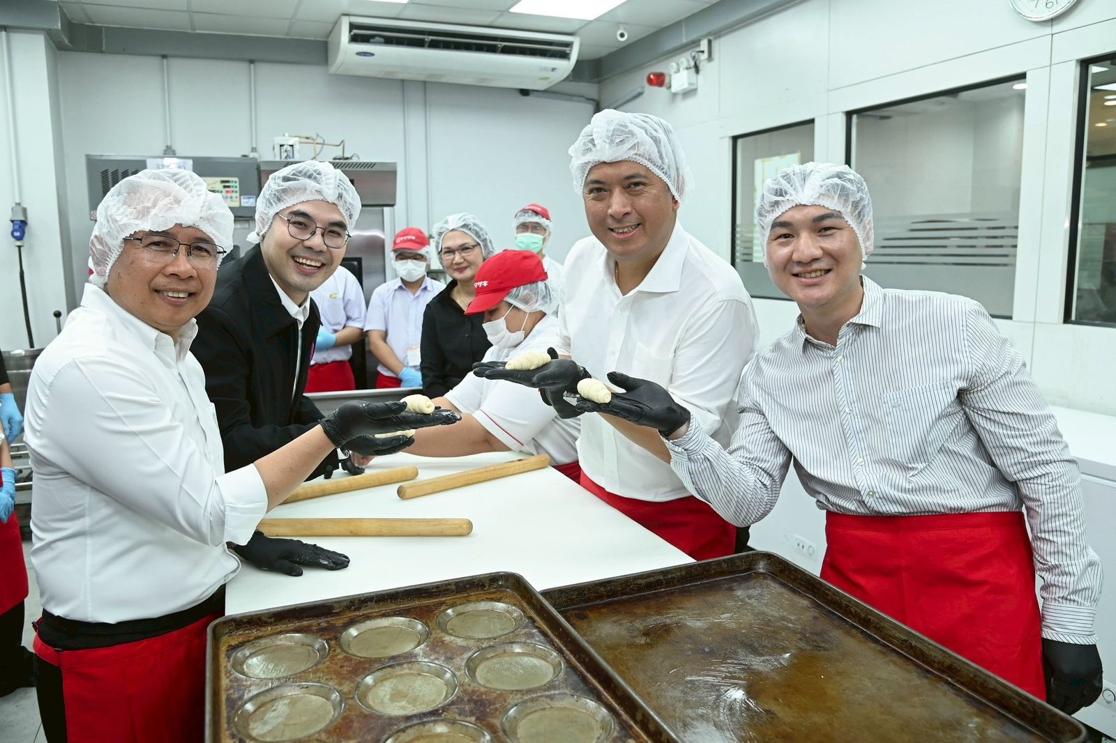 นิกร โสมกลาง รัฐมนตรีว่าการกระทรวงการพัฒนาสังคมและความมั่นคงของมนุษย์ 