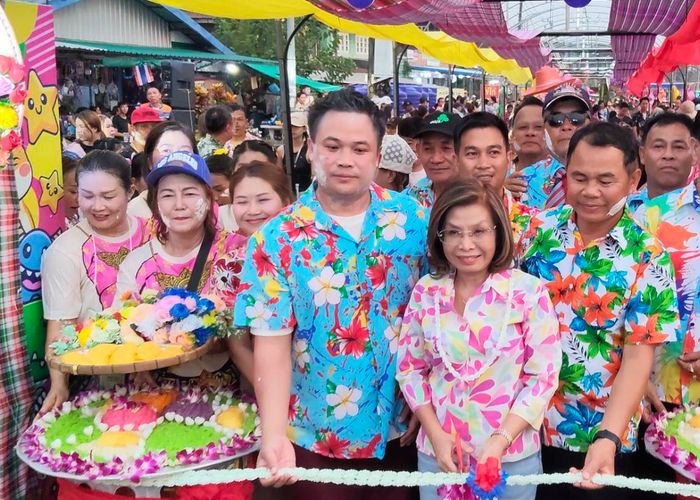 สุดคึกคัก! เทศบาลหนองญาติ จัดวันไหลถนนข้าวเหนียวมะม่วงปีแรก สร้างเศรษฐกิจชุมชน