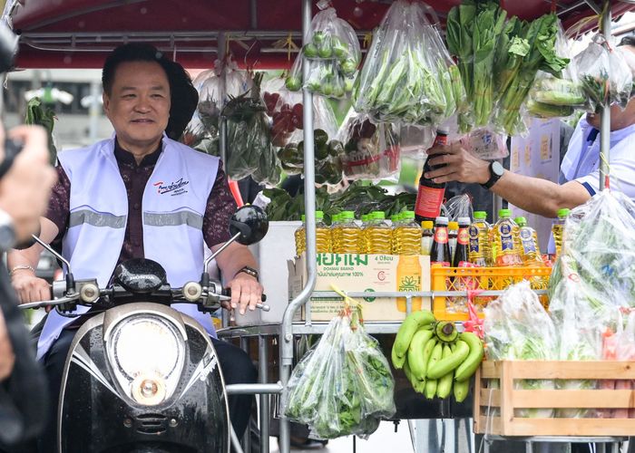 นายกฯ ปล่อยขบวนรถพุ่มพวง โครงการ 'ไทยช่วยไทย ลดภาระค่าครองชีพ : พาณิชย์รถพุ่มพวง ลดราคาช่วยประชาชน'