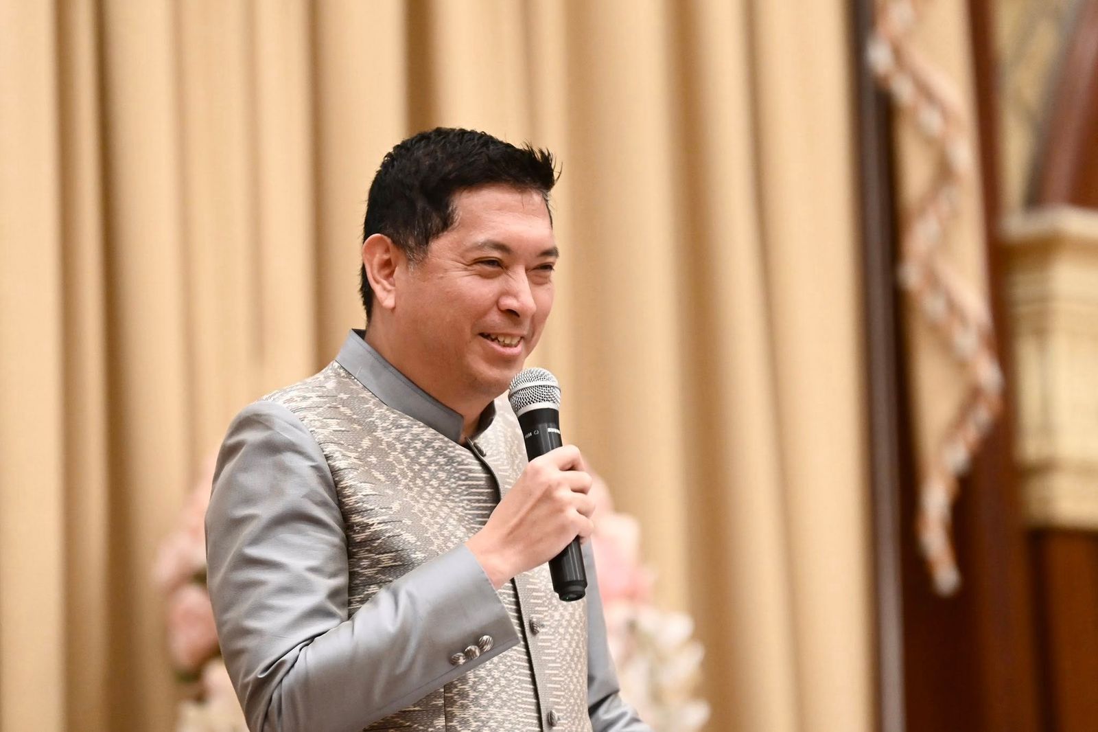 นิกร โสมกลาง