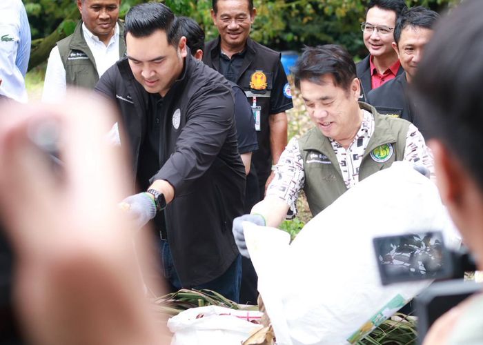 'สุริยะ-วัชระพล' เยี่ยมศูนย์เรียนรู้กลุ่มเกษตรแปลงใหญ่ทุเรียนจันทบุรี ผลักดันนโยบาย 'ปุ๋ย 70:30 ขยายผล 'จันทบุรีโมเดล'