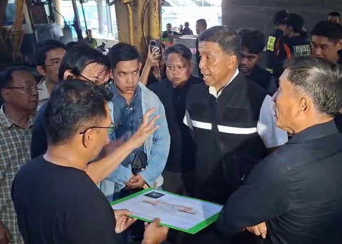กทม. เร่งแก้ไขเหตุถนนทรุดตัวบริเวณแยกไฟฉาย หลังพบดินรั่วไหลเข้าท่อระบายน้ำลอดใต้อุโมงค์ เร่งแก้ให้เสร็จภายในคืนนี้