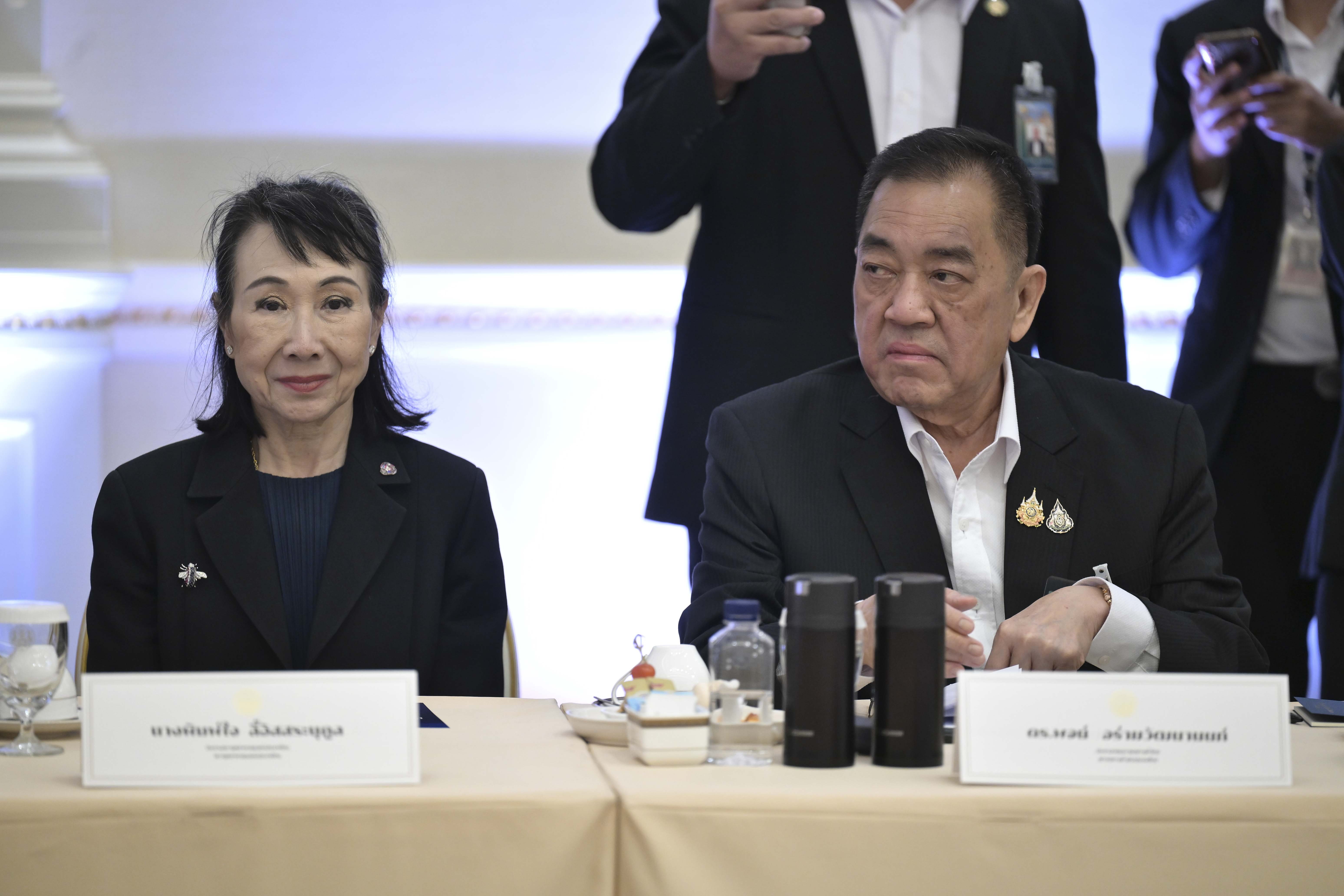รัฐบาลหารือเอกชน