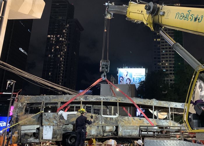 กทม. ระดมเจ้าหน้าที่กู้ซากรถ เหตุรถไฟชนรถเมล์ คืนผิวจราจรได้ตั้งแต่ช่วงดึกที่ผ่านมา