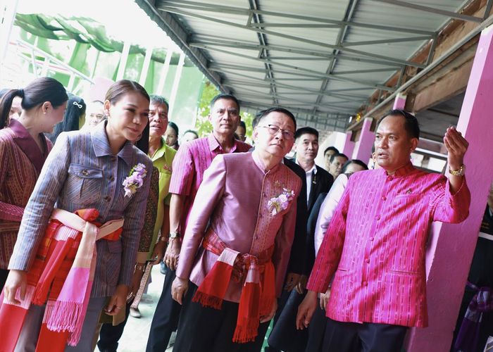 'ประเสริฐ' รมว.ศธ. ลงพื้นที่ร้อยเอ็ด สั่งยกเครื่องอาคารเก่า 57 ปี ย้ำ 'ความปลอดภัยนักเรียน' ต้องมาก่อน