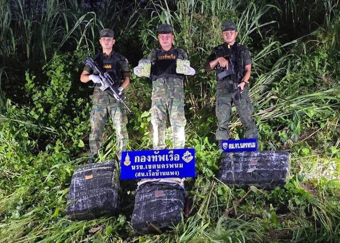 กองทัพเรือสนธิกำลังยึดไอซ์ 3 กระสอบ มูลค่าหลายร้อยล้านบาท ริมแม่น้ำโขงนครพนม