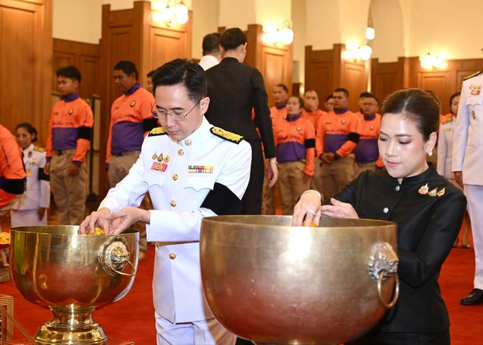 ศ.ดร.ยศชนัน นำคณะผู้บริหารกระทรวง อว. ถวายน้ำสรงพระศพเบื้องหน้าพระรูป สมเด็จพระเจ้าลูกเธอ เจ้าฟ้าพัชรกิติยาภาฯ ซึ่งประดิษฐาน ณ ศาลาสหทัยสมาคม
