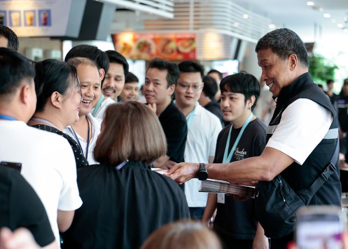 ขวัญใจพนักงานออฟฟิศ 'ชัชชาติ เบอร์ 9' ลุยแจกแผ่นพับหาเสียง ขอสานต่องาน กทม. เมืองแห่งความหวังและโอกาส