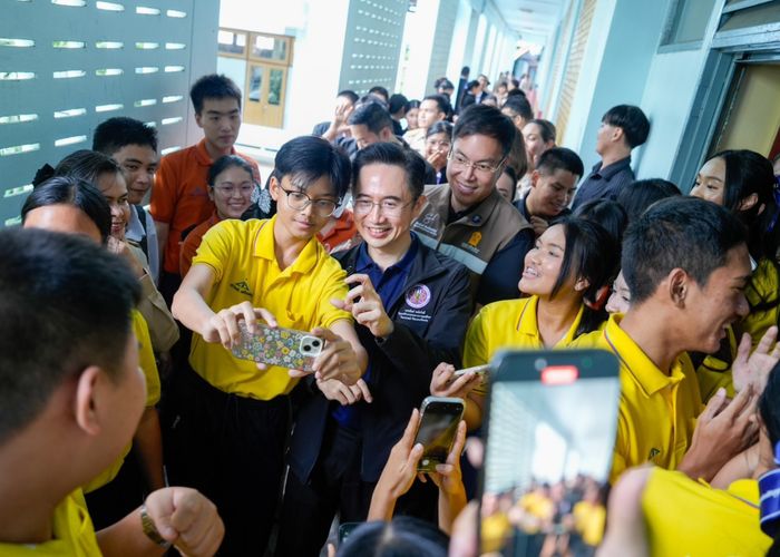 'ยศชนัน' ปลุกพลังเด็ก ม.5 โรงเรียนหาดใหญ่วิทยาลัย ย้ำคนธรรมดาก็พลิกโลกได้ ชี้ผลสอบไม่ใช่จุดจบ สำคัญที่ความไม่ยอมแพ้