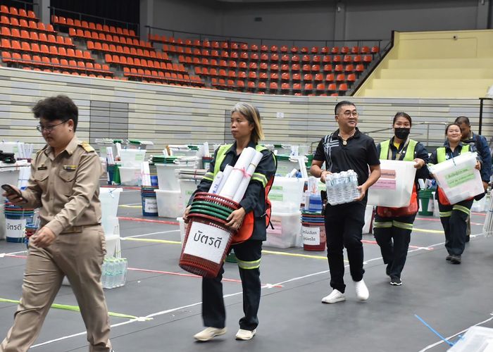 กทม. ส่งมอบหีบบัตรเลือกตั้งครบทุกหน่วยเรียบร้อย พร้อมเปิดหน่วยเลือกตั้งทั่วกรุง
