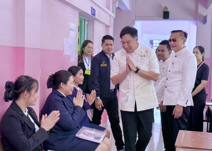 'รมช.อัครนันท์' ลงพื้นที่ตรวจเยี่ยม และให้กำลังใจผู้เข้าสอบครูผู้ช่วย จ.กาญจนบุรี ย้ำต้องโปร่งใสเป็นธรรม