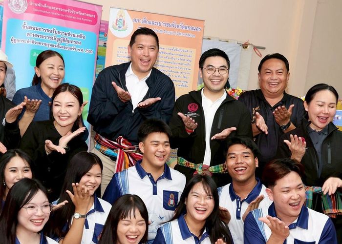 'รมว.นิกร' นำทีม พม. ลงพื้นที่สกลนคร เปิด 'ศูนย์สร้างสุขเทศบาลตำบลวังยาง' พร้อมมอบสิทธิสวัสดิการ ยกระดับคุณภาพชีวิตทุกช่วงวัย