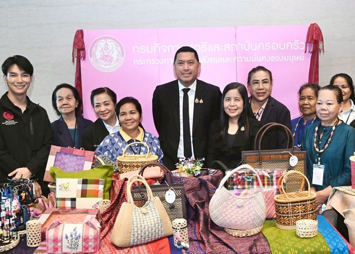 'รมว.นิกร' ชูพัฒนาผ้าพื้นถิ่น สร้างโอกาสทำธุรกิจให้สตรี พร้อมผนึกกำลังตำรวจ สร้างสังคมไทย ปลอดความรุนแรงในครอบครัว