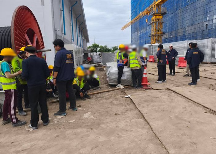แรงงานปทุมธานี สนธิกำลัง บุกค้นไซต์งานก่อสร้างย่านนวนคร รวบแรงงานต่างด้าวเถื่อนได้ 121 คน