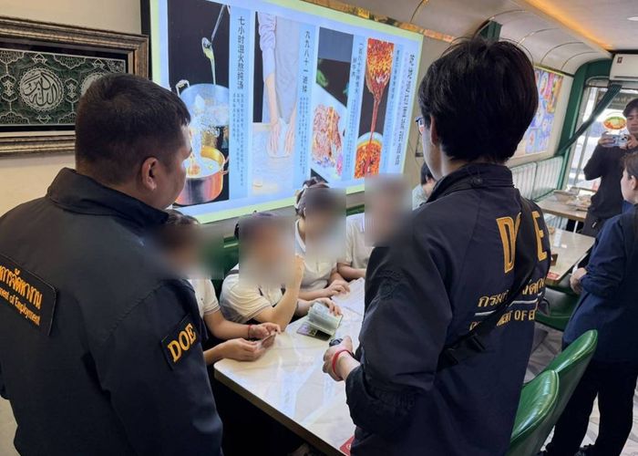 ตม.1 ผนึกกำลัง ตรวจค้นร้านอาหารจีนย่านห้วยขวาง หลังมีดราม่าไม่รับเงินบาท จับแรงงานต่างด้าวผิดกฎหมายได้ 6 คน