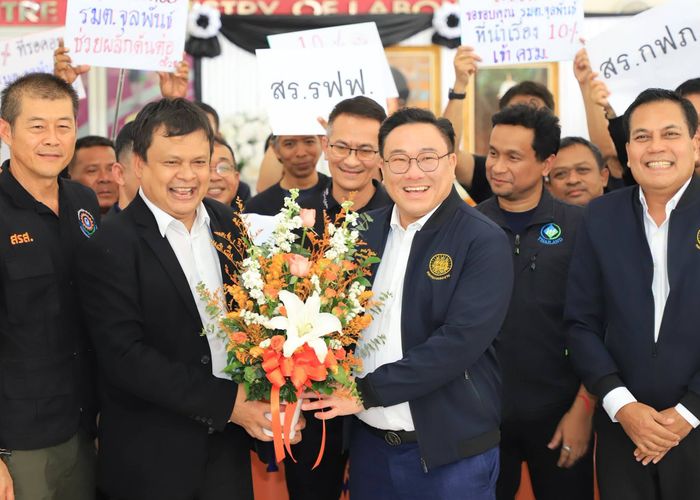 'จุลพันธ์' รับช่อดอกไม้ให้กำลังใจจาก สรส. พร้อมยืนยันเดินหน้าดูแลคุณภาพชีวิตแรงงานรัฐวิสาหกิจ