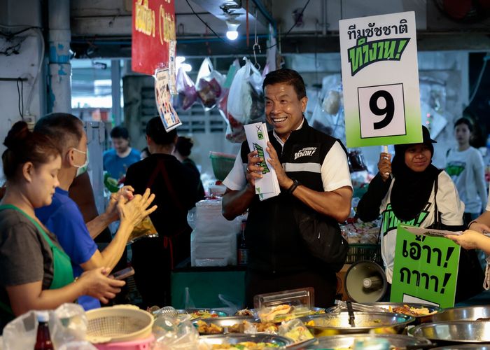 'ชัชชาติ'-ทีมกรุงเทพฯ ทำงาน ลุยตลาดเช้าสาทร 'สะพาน 2-ตรอกจันท์' พ่อค้าแม่ค้าแห่เซลฟี่ ตะโกนเชียร์ 'เบอร์ 9 ๆๆๆ' คึกคัก