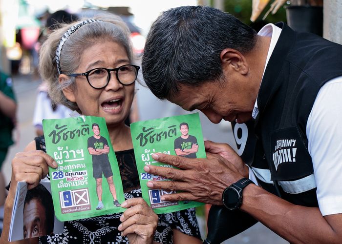 'ชัชชาติ' เบอร์ 9 เดินเท้าหาเสียงย่านเจริญกรุง-สุขประเสริฐ ชวนคนกรุงฯ สุดประทับใจแฟนคลับวัยเก๋า นำใบปลิวหาเสียงสมัยแรกมาโชว์