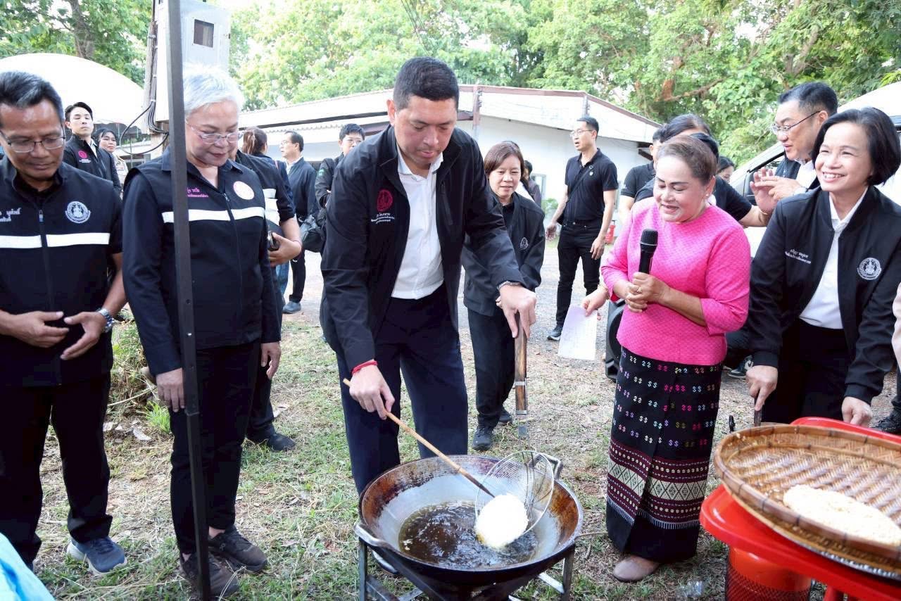 นิกร พม มอบที่ดินทำกิน-สิทธิสวัสดิการสังคม