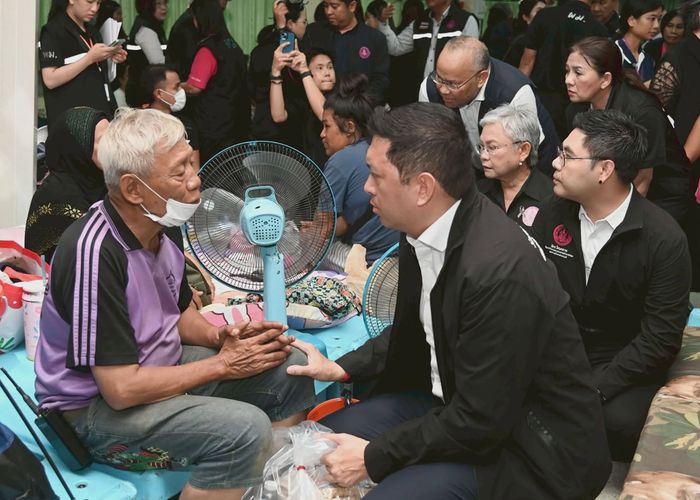 'รมว.นิกร' นำทีม พม. รุดเยี่ยมให้กำลังใจผู้ประสบภัยจากเหตุเพลิงไหม้ชุมชนริมคลองนางหงษ์ พร้อมเร่งช่วยกลุ่มเปราะบาง