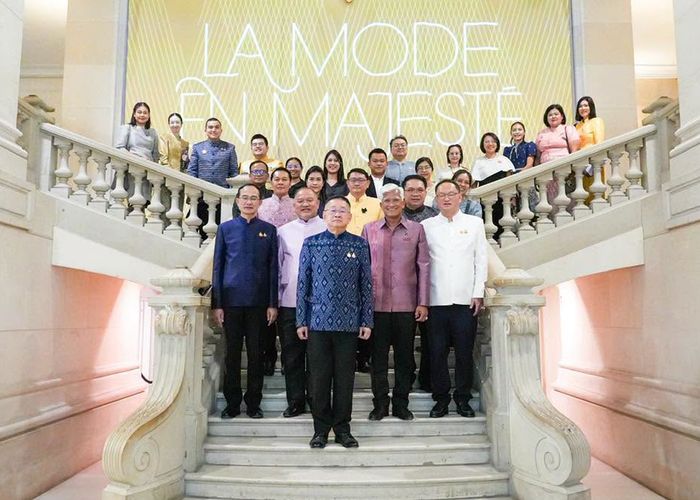 ศธ.เยือนนิทรรศการผ้าไทย La Mode en Majesté ที่ปารีส ถอดบทเรียนประวัติศาสตร์ - มรดกไทยผ่านเครื่องแต่งกาย