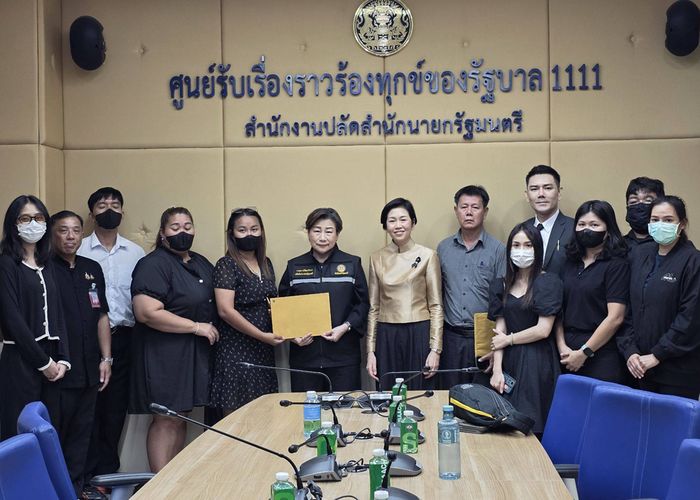 โฆษกรัฐบาลพร้อมปลัดสำนักนายกฯ รับหนังสือร้องเรียนการทุจริตการสอบข้าราชการท้องถิ่น