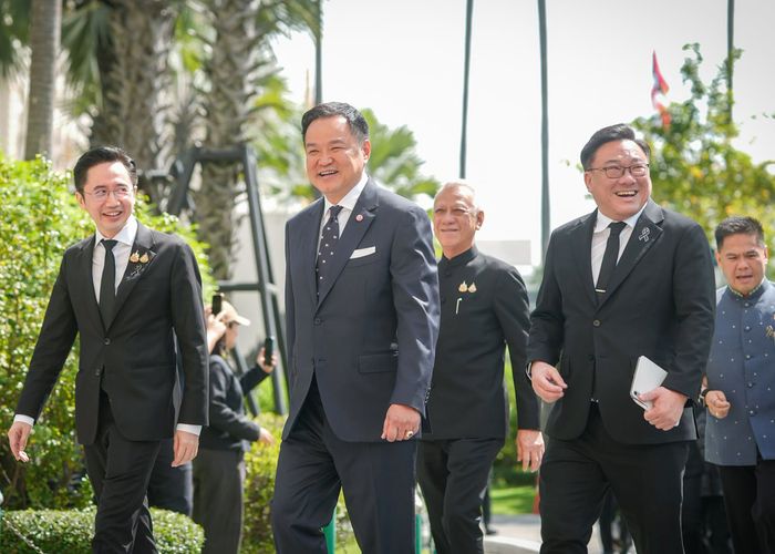 นายกฯ นำทีม รมต. ‘ภูมิใจไทย - เพื่อไทย’ ขึ้นตึกไทยคู่ฟ้า ก่อนประชุม ครม. บอก 'แค่กินโจ๊ก' หลังสื่อถาม ถกปรับ ครม. หรือไม่?