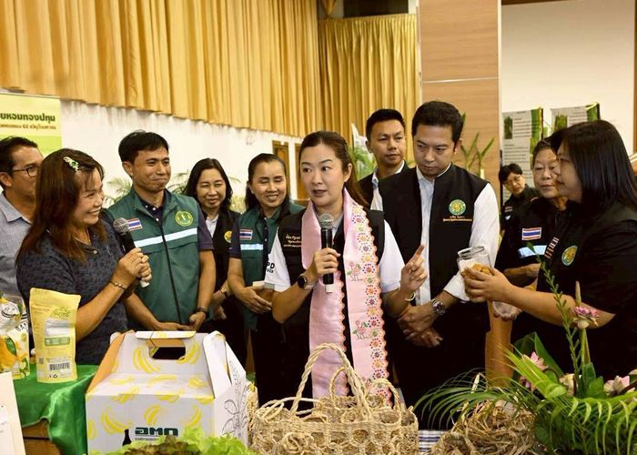 รมช.ปิยะรัฐชย์ ปักหมุดปทุมธานี ดัน 'เกษตรเท่าทันภูมิอากาศ' ผนึกเทคโนโลยีดิจิทัล ยกระดับสินค้า GI กล้วยหอมทอง-หมากเหลือง