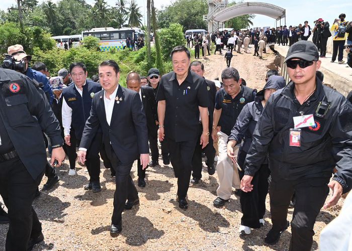 'สุริยะ' รมว.เกษตรฯ ลงพื้นที่ตรวจสภาพคันคลองระบายน้ำ ร.1 ณ ประตูระบายน้ำคลอง ร.1 จังหวัดสงขลา