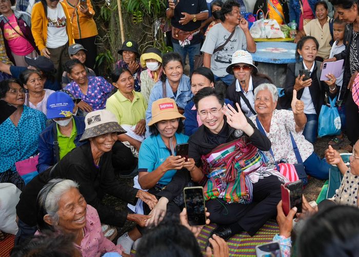 สมัชชาเกษตรกร 9 จังหวัด แห่รับ 'ยศชนัน' ลงพื้นที่ยโสธรลุยแก้จน ด้าน 'ยศชนัน' ขออภัยชาวบ้านที่ให้ไปรอที่ทำเนียบฯ วันนี้เดินทางมาถึงที่แล้ว