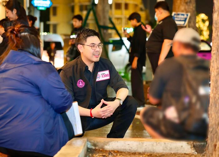 พม. ลุยราชดำเนินถึงเสาชิงช้า ทำงานเชิงรุกเดินเท้าเข้าหาคนไร้บ้าน ชี้แจงแจ้งสิทธิสวัสดิการ