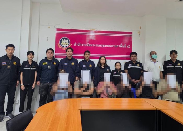 กองทะเบียนจัดหางานฯ ลงพื้นที่บางกะปิ จับต่างด้าวไร้ใบอนุญาต-ทำงานนอกเหนือสิทธิ์  6 คน ดำเนินคดี 4 นายจ้าง