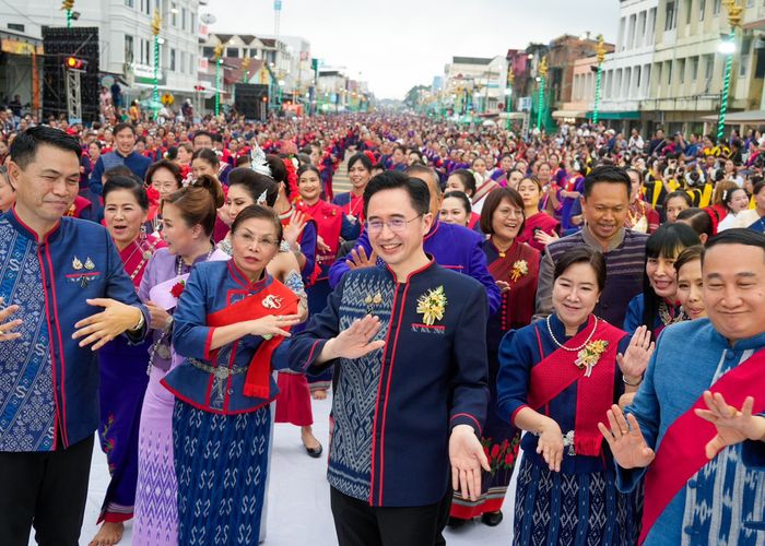 'ยศชนัน' นุ่งผ้า 'ศรีโคตรบูร' ร่วมขบวนบวงสรวง 'พญาศรีสัตตนาคราช' สุดอลังการ พร้อมรำม่วนซื่นท่ามกลางฟ้าเปิดโล่ง ชูท่องเที่ยวนครพนมให้คึกคัก