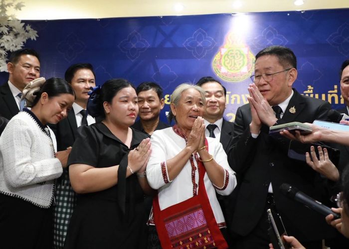 'ครูนิ่ม' รับข้อเสนอ 'คืนถิ่น' สอนฟิสิกส์ ที่ รร.เก่า ยินดีได้กลับไปดูแลแม่ มสด.มอบ 4 แสนเยียวยา ชี้เป็นความผิดพลาดทางเทคนิค
