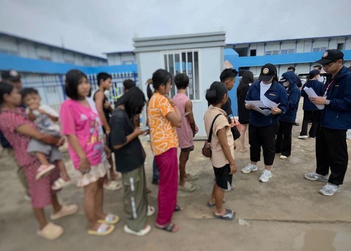 จัดหางานระยองสนธิกำลังตรวจไซต์ก่อสร้าง รวบ 24 แรงงานเมียนมาและจีนไร้ใบอนุญาต ส่งดำเนินคดี เตรียมผลักดันออกประเทศ