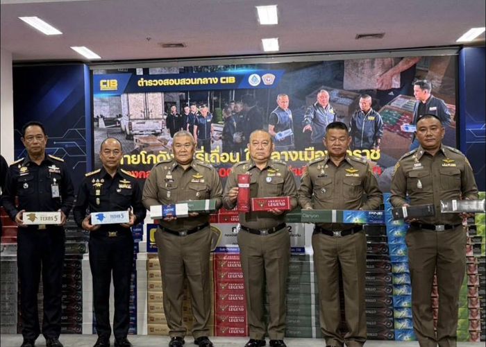 รอง ผบ.ตร.แถลงทลายโกดังบุหรี่เถื่อนใจกลางเมืองโคราช ยึดของกลาง 1.5 ล้านมวน คิดเป็นภาษีที่รัฐสูญรายได้ กว่า 4 ล้านบาท