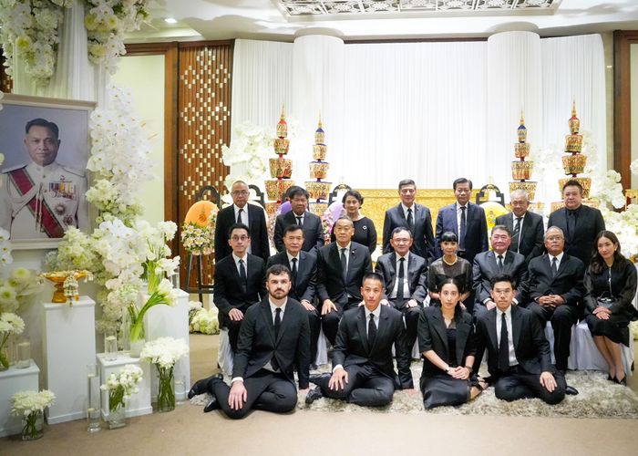 ‘อดีตนายกฯ ทักษิณ’ พร้อมแกนนำพรรคเพื่อไทย ร่วมสวดพระอภิธรรมศพ ‘พล.ต.ท.ผ่อน ปลัดรักษา’ บิดา พญ.พักตร์พิไล ทวีสิน ภริยาของอดีตนายกฯ เศรษฐา ทวีสิน