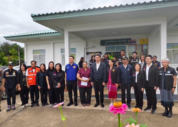รมว.นิกร นำทีม พม. ลงพื้นที่ศูนย์พัฒนาเด็กเล็ก อบต.แก่งเสี้ยน จ.กาญจนบุรี ติดตามกรณีรถชน พร้อมให้กำลังใจเด็ก ครู และผู้ได้รับผลกระทบ