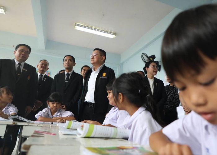 รมว.ศธ. ลุยอุดรฯ ตรวจ รร.บ้านหนองสวรรค์ ขับเคลื่อน Zero Dropout สกร. เปิดสัมมนาใหญ่ 'DIRECTOR NEXT 2026'