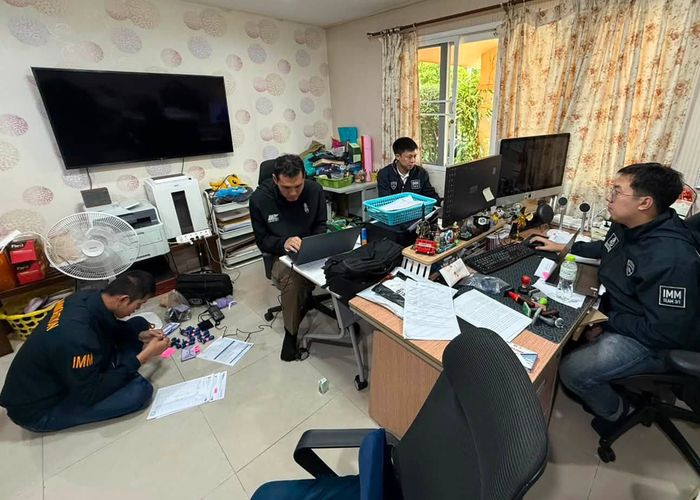 สถานทูต แจ้ง ตม.บุกค้นบริษัทรับทำวีซ่า พบพิรุธ Bank Statement ปลอม ยึดตราประทับธนาคาร-เอกสารอื้อ เงินสะพัดกว่า 16 ล้าน