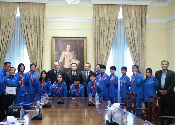 'ประเสริฐ' รมว.ศธ. มอบโอวาททัพฟุตบอลหญิงสเปเชียลโอลิมปิคไทย สร้างประวัติศาสตร์ที่ปารีส ยันพร้อมซัพพอร์ตเด็กไทยทุกมิติ
